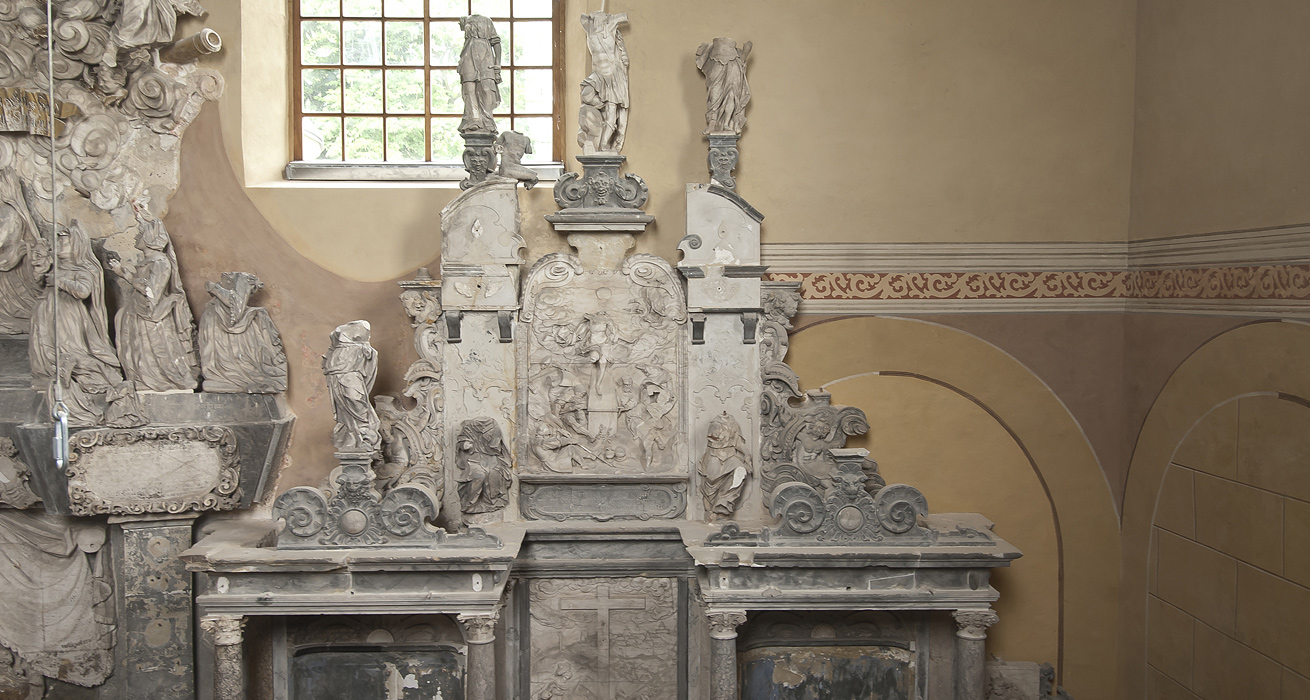 Bekrönung des Pöllnitzepitaphs mit ergänzten Figuren - Schlosskirche Goseck, Epitaphe Pöllnitz und von Alvensleben