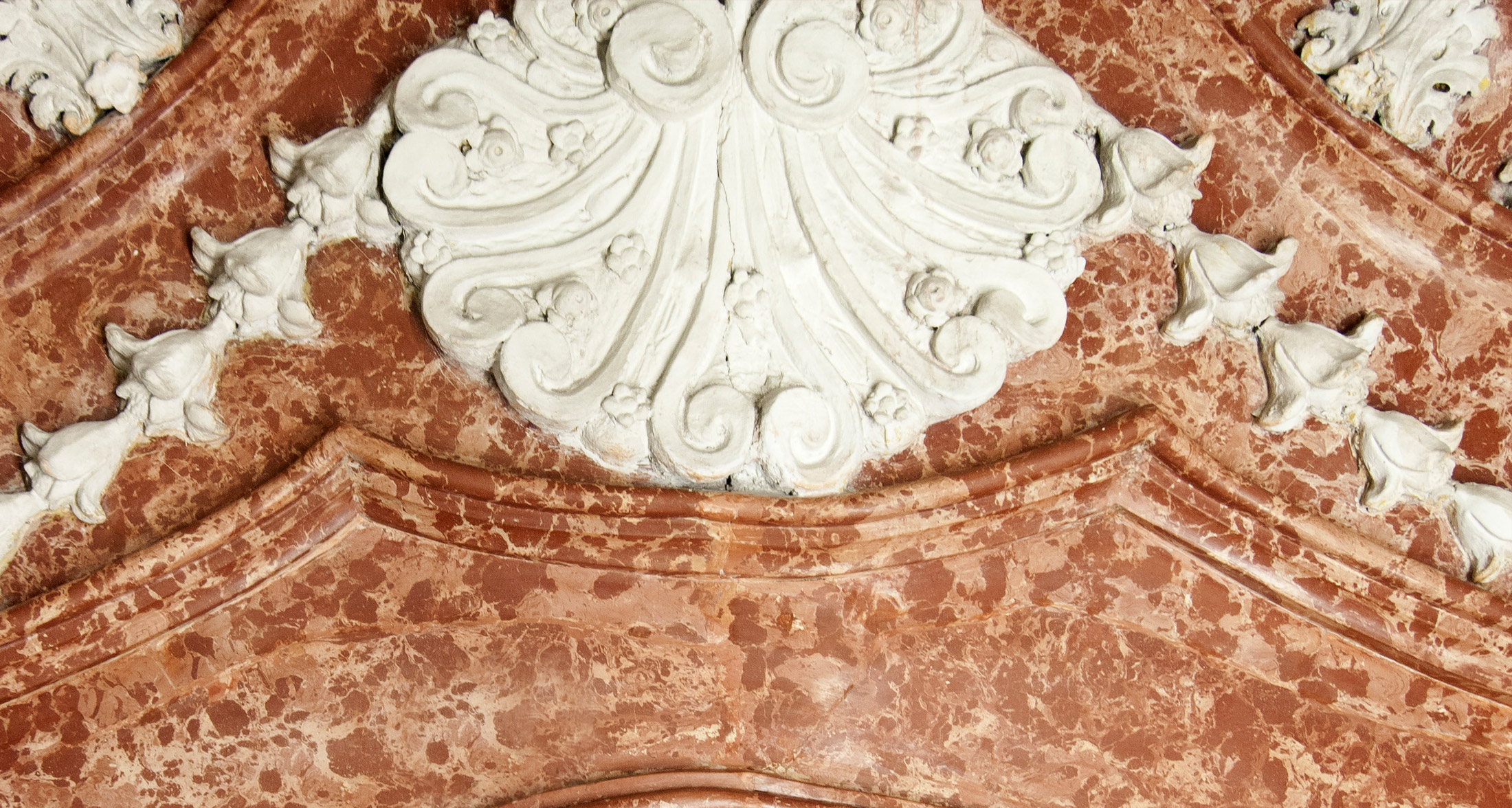 Detail der restaurierten Kaminbekrönung