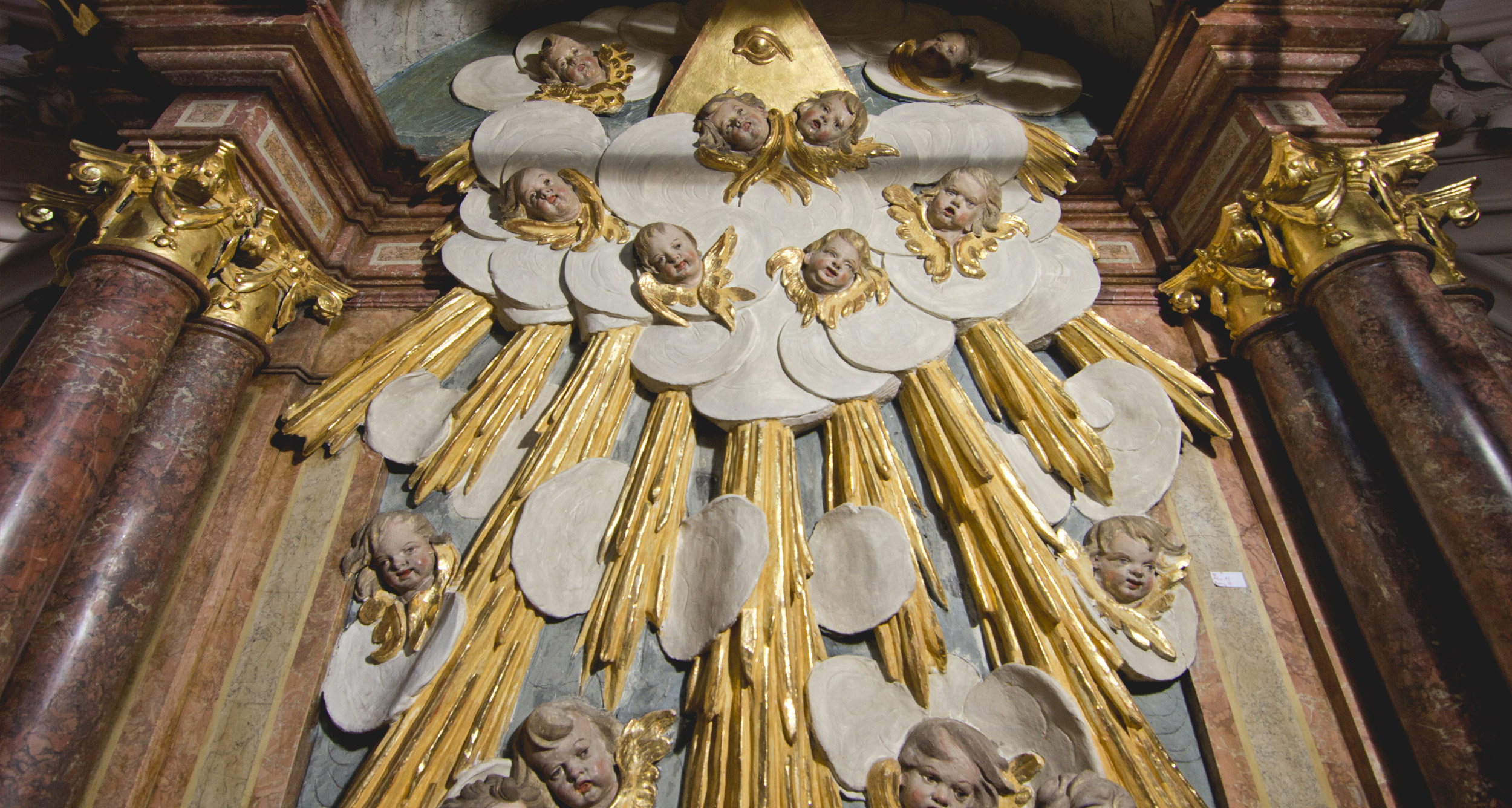 Altar A5 – mittlere Zone mit Stuckaturen im Schlusszustand